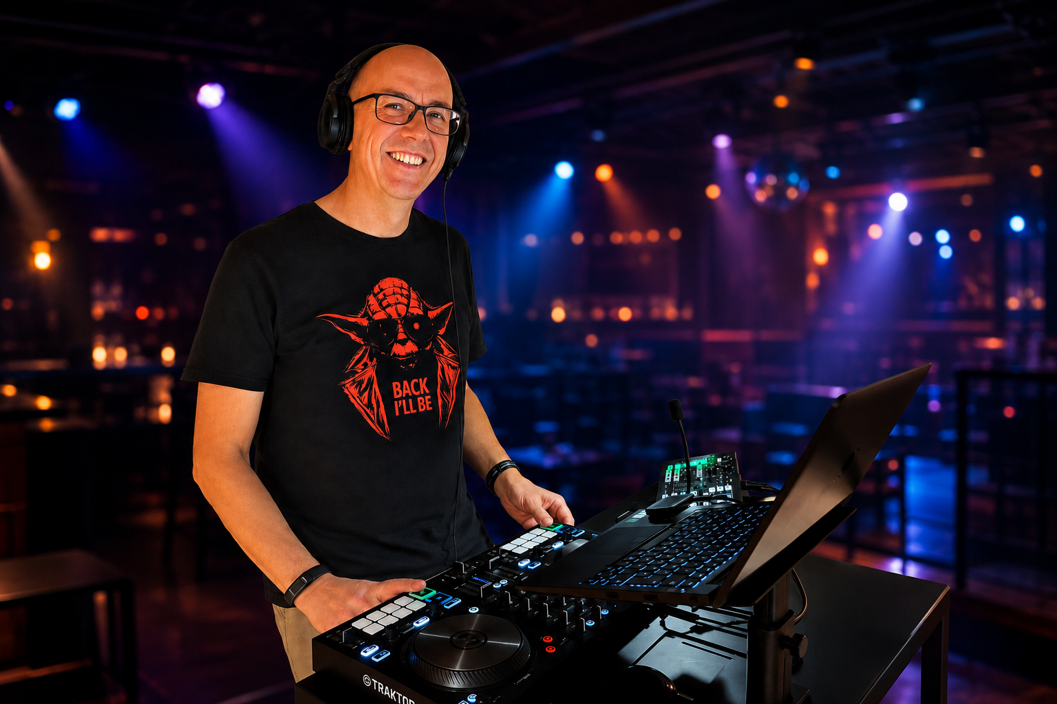 Dr. Frank am DJ-Pult bei einer Ü30-Party