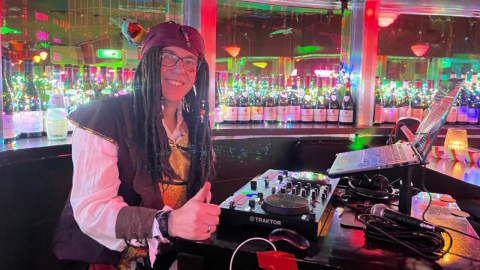 Dr. Frank bei einer Karnvalsparty am DJ-Pult mit Lichttechnik